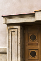 Severovýchodní fasáda musela být odstraněna, pilíře byly z hlinitanového cementu. Je tedy nová podle původního tvaru a profilace. Loubí vzniklo kvůli nutnosti přejezdu mostového jeřábu.