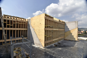 Výcvikové centrum HZS, Velké Poříčí. Zvláštní bednění po betonáži neobvyklé monolitické konstrukce