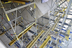 Pevná skruž vynesla a zabezpečila některé prvky zvláštních bednění a vytvořila podporu pro pracovní lávky.