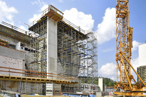 Pevná skruž vynesla a zabezpečila některé prvky zvláštních bednění a vytvořila podporu pro pracovní lávky.