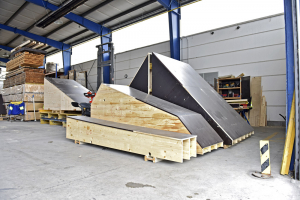 Předem naplánované a vyrobené komponenty bednění byly postupně dodávány na stavbu.