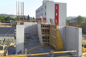 Předem naplánované a vyrobené komponenty bednění byly postupně dodávány na stavbu.