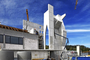 Zvláštní tvar stěny v pohledové kvalitě betonu umožnilo nasazení zvláštního bednění s kvalitní deskou.