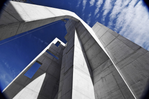 Zvláštní tvar stěny v pohledové kvalitě betonu umožnilo nasazení zvláštního bednění s kvalitní deskou.