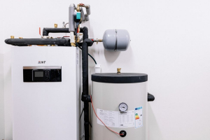 AKU zásobník a vnitřní jednotka TČ s expanzní nádobou (foto: Jan Malý)