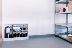 Místnost skladu s kompletně osazeným 12okruhovým rozdělovačem TacoSys Pro (foto: Jan Malý)
