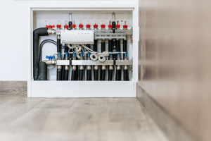 Detail modulu s rozdělovačem TacoSys Pro včetně vyvažovacích ventilů TopMeter Plus, elektrotermických pohonů TacoDrive, odvzdušňovacích ventilů TacoVent Vent a propojovacího modulu NovaMaster (foto: Jan Malý)