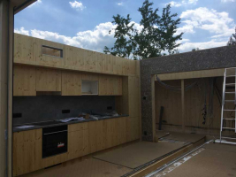 Pohled do společenské místnosti po demontáži střechy