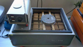 Uložení vzorků okenních hranolů při zkoušení podle Richtlinie ift-HO-10/1 [zdroj: Radek Šulák, BP – Posouzení jakosti lepení po temperovaném uložení ve vodě, Brno 2014]