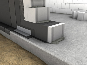 Vnější svislá hydroizolace zdiva pod terénem pomocí izolační stěrky MB2K, včetně napojení na předstoupenou základovou desku. Izolace nad první vrstvou bloků je provedena dle DIN 18533 jako ochrana proti zatečení do zdiva při vnitřní havárii sítí.