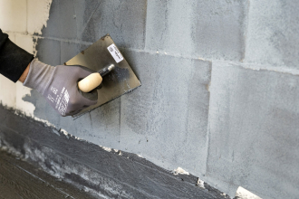 Prvním krokem je vždy „záškrab“ - co nejtenčí vrstva stěrky, zatřená do podkladu. Provádí se rovným hladítkem.