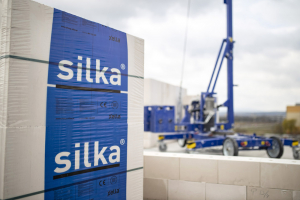 Silka je ideální pro stavbu pasivních rodinných a bytových domů, protože zde vynikne vysoká akumulační schopnost daná hmotností vápenopískového zdiva. A u velkoformátů se k tomu přidává ještě jedna výhoda – díky velikosti tvárnic jsou minimalizovány lepené spoje.