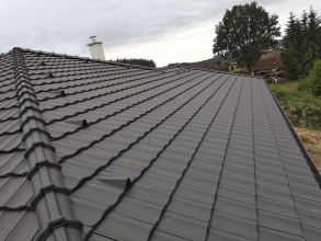 Větrací tašky podél nároží