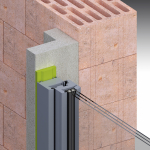 Předsazení 120–200 mm. Systémová varianta s rámem ve tvaru L je vhodná pro největší vyložení okna a je k dispozici v rozměrech od 120 až do 200 mm. Noha úhelníku (plocha, která doléhá na surovou stavbu) je široká 120 mm a nabízí tím ideální pákové poměry. Profily jsou zafixovány vůči podkladu pomocí vysokopevnostního lepidla.