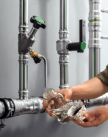 Díky ventilům pro odběr vzorků proběhne odběr vzorku pro pitnou vodu doslova v laboratorní kvalitě. Těleso ventilu a výtoková trubička jsou nastavitelné o 360° a ventil lze montovat v pozicích po 45°, takže lze odběr provézt i z velmi nepřístupného místa. Lze termicky i chemicky dezinfikovat (foto: Viega)