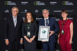 Ocenění za společnost HELUZ GROUP převzali (zleva): Ing. Petr Stejskal, M.I.M., Business Development HELUZ GROUP, Ivana Schořovská, CHRO HELUZ GROUP, Ing. Jan Smola, MBA, CEO HELUZ GROUP a Ing. Anna Koutská, CFO HELUZ GROUP