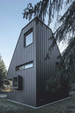 Sněhové zatížení vyžadovalo strmý úhel střechy