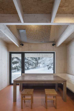 Vnitřní povrchy tvoří lícová strana dřevěných panelů, které byly napuštěny bílým olejem