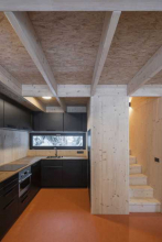 Vnitřní povrchy tvoří lícová strana dřevěných panelů, které byly napuštěny bílým olejem