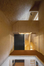 Myšlenka jakési rozhledny zároveň určila výšku domu zevnitř. Vznikly tu tři úrovně: v nejvyšší je ateliér a knihovna, o úroveň níže jsou kromě koupelny a otevřené galerie spací koutky