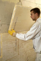 Aplikace kapilárně aktivní izolační desky iQ-Therm 30 z tvrzené polyuretanové pěny pro sanaci plísně