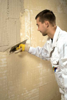 Aplikace kapilárně aktivní izolační desky iQ-Therm 30 z tvrzené polyuretanové pěny pro sanaci plísně