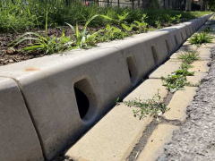 Odvodnění v obrubnících chodníků v Bratislavě