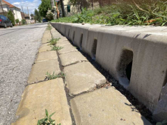 Odvodnění v obrubnících chodníků v Bratislavě