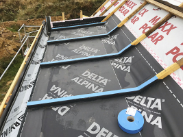 Střešní plášť musí fungovat jako dokonale provázané souvrství, zaatikové žlaby jsou zvláště náročné na provedení (zdroj: Dörken)