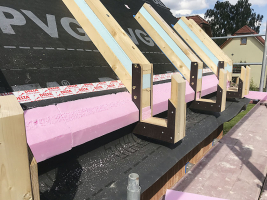 Detail nosných prvků zaatikového žlabu. Takovéto atypické řešení rozhodně nemusí umět dobře navrhnout a řemeslně zvládnout každý (zdroj: Dörken)