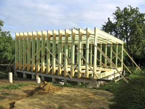 Příklad dřevostavby s použitím I nosníků. Konstrukce je zevnitř zavětrována OSB deskou a izolace je vkládána do připraveného roštu. Výhodou je jednoduchost a rychlost provedení (zdroj: Mojmír Hudec)