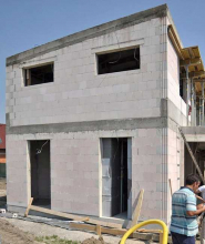 Masivní konstrukce z vápenopískových cihel je pro pasivní domy ideální. Velká objemová hmotnost zabezpečuje vysokou únosnost, výborné akustické vlastnosti a akumulační schopnost při malé tloušťce stěn. Zateplení se pak realizuje běžnými kontaktními systémy