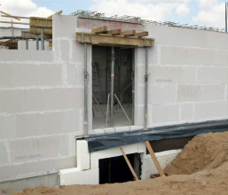 Masivní konstrukce z vápenopískových cihel je pro pasivní domy ideální. Velká objemová hmotnost zabezpečuje vysokou únosnost, výborné akustické vlastnosti a akumulační schopnost při malé tloušťce stěn. Zateplení se pak realizuje běžnými kontaktními systémy