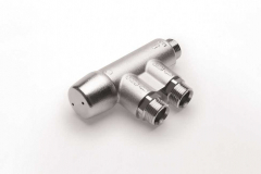 Automatický termostatický směšovací ventil NovaMix Compact 70 zajišťuje konstantní teplotu směšované vody v místě odběru a používá se v sanitárních aplikacích v soukromém i veřejném sektoru. Díky svému vizuálně atraktivnímu designu je vhodný i pro viditelnou instalaci přímo pod umyvadlo (foto: Taconova Group AG)