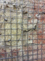 V případě, že lze očekávat přítomnost tlakové vody, je třeba vrstvu omítky přikotvit k podkladu pomocí svařované sítě Armobet