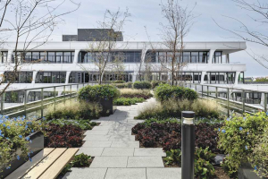 Během cca 16 měsíců trvající stavby nové centrály HeidelbergCement bylo použito téměř 97 500 m2 bednění včetně speciálních bednicích dílců PERI vyrobených na míru projektu