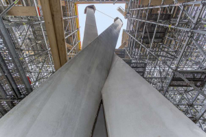 Bednění sloupů připomínajících kmeny stromů se bez problému začlenilo do již postaveného podpěrného lešení PERI UP. Kompatibilita systémů byla jedním z rozhodujících faktorů pro spolupráci s firmou PERI