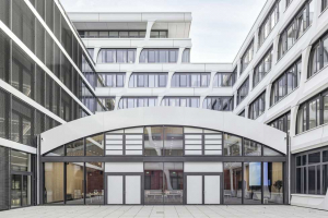 Pro kopulovitý strop vyvinula firma PERI řešení bednění z 82 dílců pro pohledový beton zhotovených jednotlivě, které byly předem smontovány a dodány na stavbu