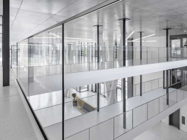 Většina zajímavých tvarů je provedena v nejvyšší kvalitě pohledového betonu třídy SB 4 společně s použitím nejjemnějšího bílého betonu – patří mezi ně pozoruhodně propletené sloupy připomínající kmeny stromů, bohatě vzorované prefabrikované betonové díly fasády a paprskovitě se rozbíhající trámy s ostrými hranami