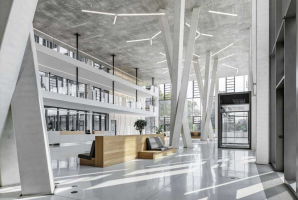 Tři skupiny podpěr připomínající kmeny stromů se tyčí v atriu přes tři patra. Velmi složité speciální 3D bednění z ocelových prvků o celkové výšce 150 mm, které společnost PERI vyvinula pro tuto zakázku, tvořilo 63 dílců vyřezaných CNC-laserem