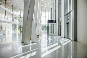 Nejen bednění, ale také ztvárnění sloupů je výjimečné. V souladu s požadovanou kvalitou pohledového betonu je v celkové výšce 11 m u podpěr viditelná pouze jedna spára