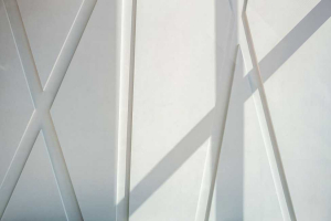 Tzv. Feature Wall tvoří větší množství prefabrikovaných betonových dílců v nejvyšší kvalitě pohledového betonu, které byly následně namontovány na betonovou stěnu přímo na místě