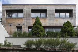 Dům stojí na konci ulice u lesoparku. Architekt proto maximálně propojil interiér s exteriérem. Na projektu spolupracoval se zahradními architektkami, aby oba tyto světy provázali co nejlépe