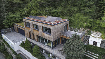 „Místo se nachází ve velmi prudkém svahu a na skalnatém podloží. Z této slabiny udělal náš architekt Lukáš Pejsar jednu z předností stavby. Dům má tři terasy, každá z nich je orientovaná jiným směrem. Zahrada má vícero úrovní, s domem je v harmonii,“ říká Jakub Růžička ze společnosti 3AE