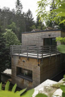 Dům stojí na konci ulice u lesoparku. Architekt proto maximálně propojil interiér s exteriérem. Na projektu spolupracoval se zahradními architektkami, aby oba tyto světy provázali co nejlépe