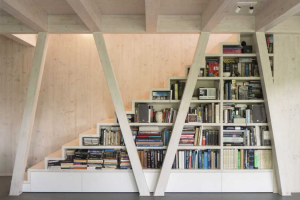 Jako ve většině domů od Lukáše Pejsara, i zde je jeho typický podpis v podobě V sloupů