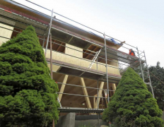 Stěny domu se vbudovaly z lepených masivních dřevěných panelů. Stropy jsou trámové, zaklopené deskami SWP. Svislé obvodové konstrukce a střecha jsou opatřeny minerální tepelnou izolací. V podlahách jsou podlahový polystyren, v patře dřevovláknitá kročejová izolace. Střecha je plochá s PVC krytinou, na níž je souvrství zelené střechy (foto: archiv autorů)