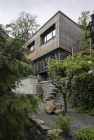 Dům stojí na konci ulice u lesoparku. Architekt proto maximálně propojil interiér s exteriérem. Na projektu spolupracoval se zahradními architektkami, aby oba tyto světy provázali co nejlépe