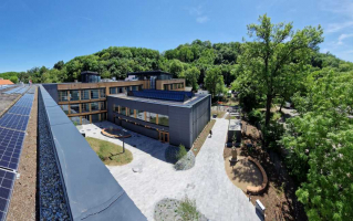 Revitalizovaná budova pražské střední školy SOŠ – COP a G v Českobrodské ulici