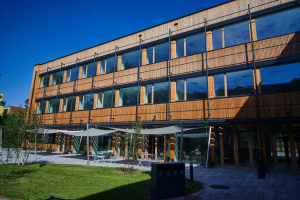 Revitalizovaná budova pražské střední školy SOŠ – COP a G v Českobrodské ulici